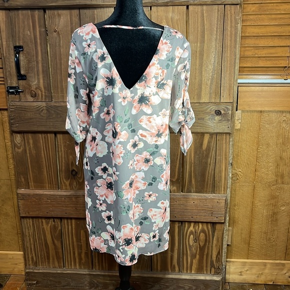Soprano floral, gray, and pink dress size Medium. - Picture 3 of 3